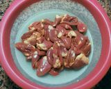 Foto del paso 2 de la receta Corazones de pollo aliñados con patatas fritas