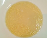 Foto del paso 4 de la receta: Sopa de pollo con fideos y yema de huevo