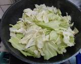 รูปขั้นตอนการทำที่ 2 ของ ผัดกะหล่ำปลีใส่เนื้อไก่กริล