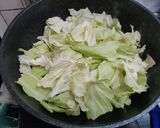 รูปขั้นตอนการทำที่ 2 ของ ผัดกะหล่ำปลีใส่เนื้อไก่กริล