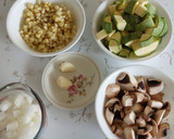 Foto del paso 1 de la receta: Calabacitas con champiñones y elote