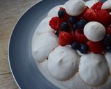 Une image de l'étape 4 de Pavlova aux fruits rouges.