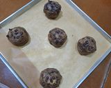 Foto langkah ke 5 dari resep Soft & Chewy Choco Chip Cookies.