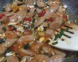 Foto langkah ke 4 dari resep Sosis Telur Asam Manis Pedas.