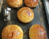 Hình bước làm 4 của món Tự làm bánh Hamburger gà chiên xù + trứng ốp la