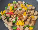 Foto langkah ke 6 dari resep Tenderloin Paprika Saus Lada Hitam.