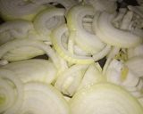 Hagymás csirkekockák héjában főtt burgonyával - egytál recept fázis 1 fotója