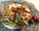 Foto del paso 2 de la receta: Saquitos de hojaldre con salchichas y queso 🥟🧀