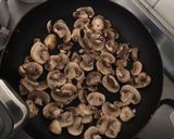 Foto del paso 2 de la receta: CREMA BECHAMEL CON CHAMPIÑOES pastas de corbatas