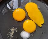 Foto langkah ke 1 dari resep Telur Dadar Iris.