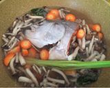 Foto langkah ke 3 dari resep Sop Kepala Ikan Salmon.