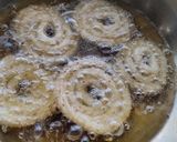 इन्स्टंट खुसखुशीत बटर चकली (butter chakali recipe in marathi) रेसिपी स्टेप 5 फोटो 