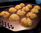 Foto langkah ke 7 dari resep Orange-Chocolate Chip Muffins.