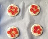 Foto del passaggio 3 della ricetta Focaccine soffici senza lievito con formaggio e pomodorini