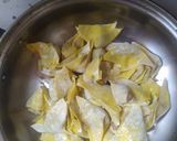 รูปขั้นตอนการทำที่ 2 ของ เกี๊ยวน้ำไก่ใส่ลูกชิ้นปลา