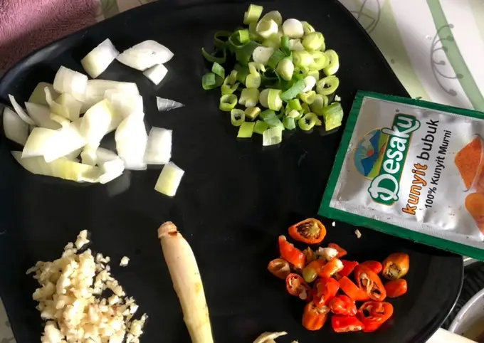 Langkah-langkah untuk membuat Cara membuat Kerang bumbu pedas manis simpel ala rumahan