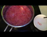 Hình bước làm 4 của món Xi-rô dâu tây (strawberry syrup)