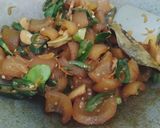 Foto langkah ke 4 dari resep Kikil Cabe Ijo Aroma Daun Jeruk.