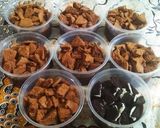 Foto langkah ke 3 dari resep Puding Coklat topping Biskuit.