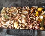 Foto del paso 3 de la receta: Parrillada de mariscos🦐🦑🦐 con vegetales