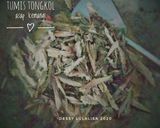 Foto langkah ke 3 dari resep Tumis tongkol asap kemangi.