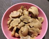 A picture of step 2 of Spaghetti in Mushroom Sauce.