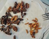 Foto del paso 8 de la receta Tostas de pechuga de pavo y queso brie con cebolla, nueces y piñones caramelizados