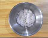 Foto langkah ke 1 dari resep Breakfast Rice Tuna Eggs Muffin.