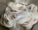 Foto del paso 1 de la receta: Pulpitos blancos encebollados