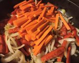 Foto del paso 2 de la receta: Pollo y vegetales al wok (sin wok)