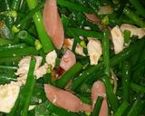 Foto langkah ke 4 dari resep Tumis kembang bawang ayam sosis,.
