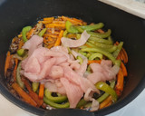 Foto del paso 3 de la receta: Salteado de pollo con portobello, zanahorias y pimiento