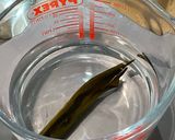 A picture of step 1 of Katsuo-dashi: Japanese traditional fish stock.