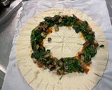 Une image de l'étape 8 de Couronne aux champignons, épinards, tomate et parmesan.