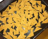 Foto del paso 4 de la receta: Nachos caseros con cheddar!!!