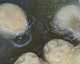 A picture of step 3 of Dahi phulki.