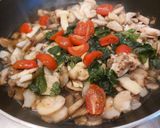 Foto del passaggio 1 della ricetta Pollo in umido, con funghi, pomodorini e curcuma