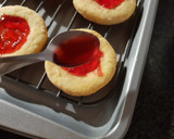 Foto del paso 7 de la receta: Galletitas con jalea de frutillas sin manteca