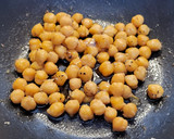Foto del paso 1 de la receta: Espinacas con garbanzos, huevo frito, soja y miel