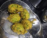 A picture of step 5 of Methi bhaji green garlic pakora.