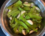 Hình bước làm 1 của món Canh nhum biển nấu chuối mẻ