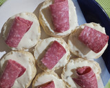 Foto del paso 1 de la receta: Queso crema con ciboulette y salame para rellenar figacitas de manteca