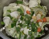 Foto langkah ke 2 dari resep Sayur sup sosis pentol.