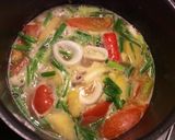 Hình bước làm 7 của món Canh thơm, cà chua chung sống cùng mực