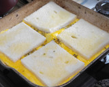 Foto del paso 2 de la receta: Sándwich triple calentito con tortilla de cebollinos