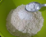 A picture of step 2 of Steamed Wheat Flour Cake.