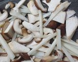 Hình bước làm 1 của món Mì udon xào nấm tươi, ngó sen, chả cá, xúc xích