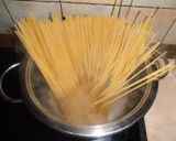 Φωτογραφία βήματος 6 της συνταγής Linguini με μικρά καλαμαράκια σε βαθυ-κόκκινη σάλτσα