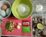 Foto langkah ke 1 dari resep Udang Goreng Saos Telor Asin.