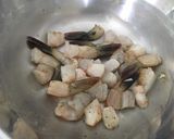 รูปขั้นตอนการทำที่ 1 ของ กุ้งผัดพริกเผาไข่เค็ม (อาหารเด็กหลังขวบ)